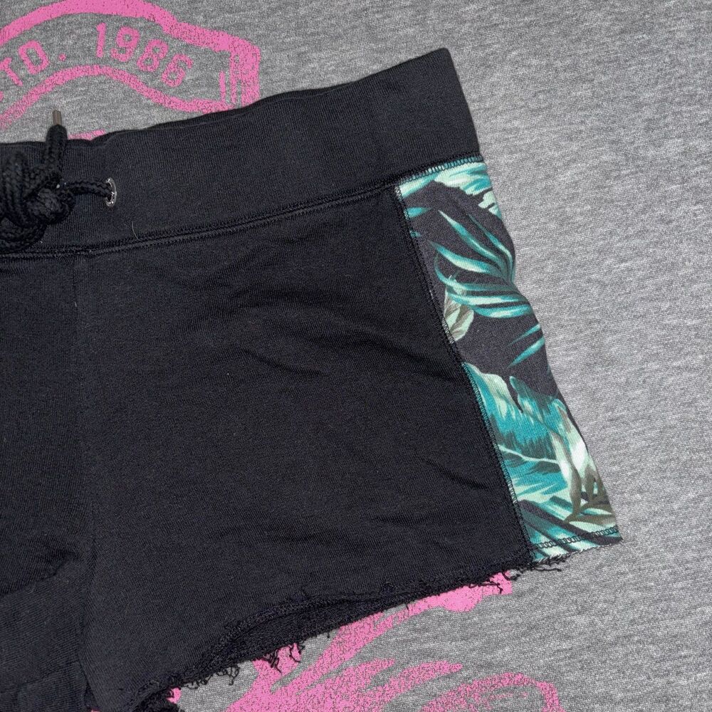 Victoria’s Secret PINK Palm Tree Sequin Bling Drawstring Shorts

Size Medium - Picture 3 of 8